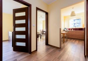 Wałowa Homely Apartment by BookingHost