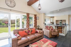 1 Homecroft Bungalows