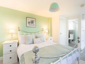 Meadow View-Uk34416