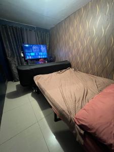 GOLDYS PLACE 2-BEDROOM WITH BALCONY NETFLX Karaoke Youtube