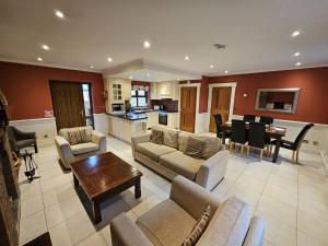 7 Clos Na Feirme Four Bedroom House With Hot Tub