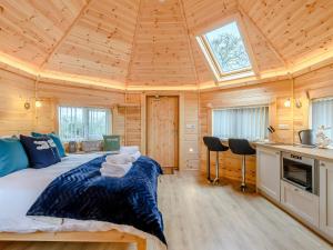 Dragon Fly Retreat-Uk36831