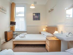 Apartment Three - Uk39836