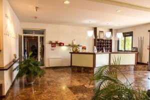 Hotels Hotel Les Amandiers : photos des chambres