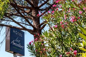 Hotels Hotel Les Amandiers : photos des chambres
