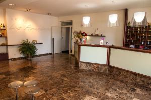 Hotels Hotel Les Amandiers : photos des chambres