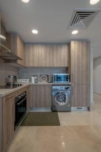 Newly Furnished & Bright 2BR Apt: Mangroovy