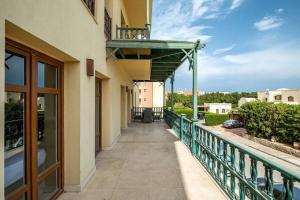 Ocean View: Spacious 2-Bed Apt