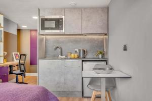 Practical Studio For 2 In Leeds, Free Breakfast