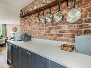 Dragonfly Den - Uk44530