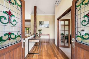 Carinya Cove - swimming pool, pet friendly, fireplace