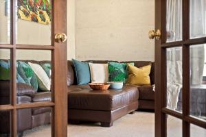 Carinya Cove - swimming pool, pet friendly, fireplace