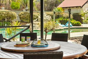 Carinya Cove - swimming pool, pet friendly, fireplace
