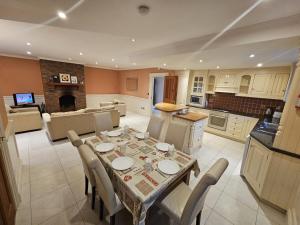 3 Clos Na Feirme Three Bedroom House with Hot Tub