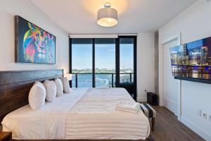 Lux 2BD Apt with Stunning Water Views