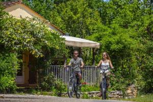Campings Camping 4 etoiles - Piscine - eeieab : photos des chambres