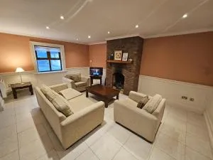 8 Clos Na Feirme Three Bedroom House with Hot Tub - Maum