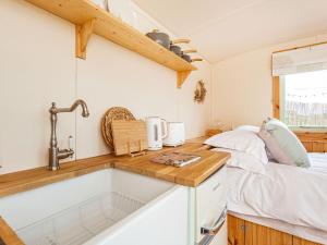 Woodside Hut 3 - Uk36107