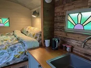 Bowhayes Farm - Camping & Glamping - Shepherd's Hut 'Pippin' - Newton Poppleford