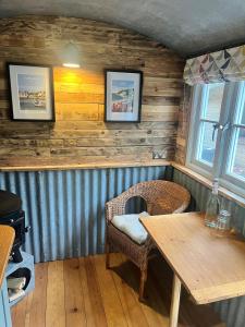 Bowhayes Farm - Camping & Glamping - Shepherds Hut Pippin