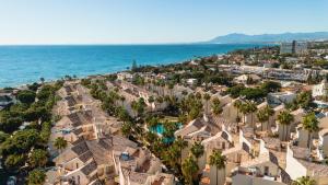 3-Story Townhouse for 7, Newly Renovated, Terrace, BBQ, and Beach Access in Arenal, Marbella