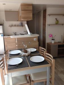 Campings Mobil home IRM Excellence dans parc Natura 2000 Lac des reves piscine ect sous fun pass : photos des chambres