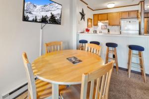 SC105B 1BR 1BA Sleeps six Wi-Fi Free Parking close to lift