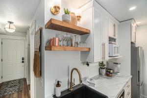 A Room with a View, East Bay Waterfront with Pool