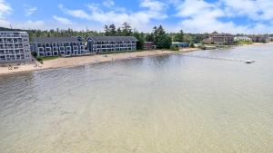 A Room with a View, East Bay Waterfront with Pool
