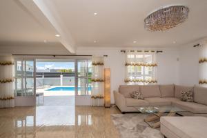 Villa Tropicale, 5 bed, private pool, 5 min beach