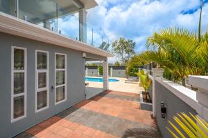 Villa Tropicale, 5 bed, private pool, 5 min beach