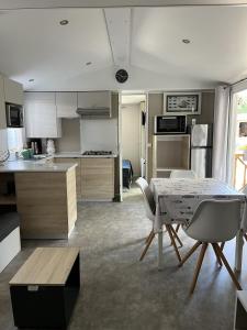 Camping Del Mar 264, Mobile Home Excellence, 3 chambres, 6 personnes, 2 Salles de Bain, bord de mer