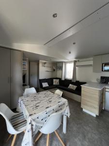 Camping Del Mar 264, Mobile Home Excellence, 3 chambres, 6 personnes, 2 Salles de Bain, bord de mer