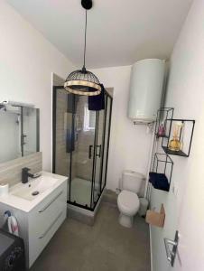 Cosy cottage by Alice Mer Sable Doré Parking