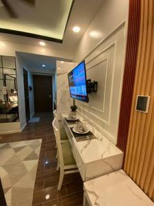 AIR RESIDENCES Makati Netflix plus 200 mbps digital door lock