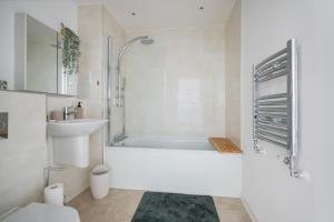 Canary Chic 2 Bedroom Apartment with Marina Views