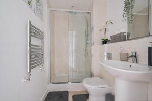 Canary Chic 2 Bedroom Apartment with Marina Views