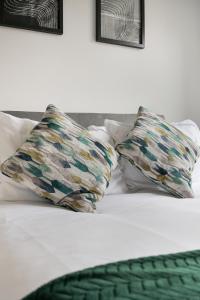 Canary Chic 2 Bedroom Apartment with Marina Views