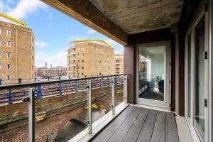 Canary Chic 2 Bedroom Apartment with Marina Views