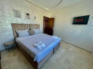 Comfortable 2 BR - Downtown & 11th Floors Views