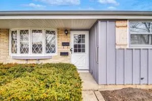 Milwaukee Home with Fire Pit about 8 Mi to Lake Michigan - Brown Deer