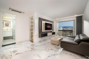 Căn Hộ 3 Phòng Ngủ (Three-Bedroom Apartment)