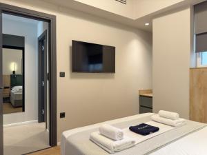 LIV Luxury Mini Penthouse City Center 7A