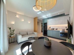LIV Luxury Mini Penthouse City Center 7A