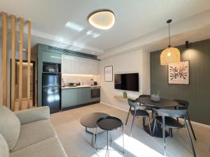 LIV Luxury Mini Penthouse City Center 7A