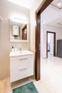 City Hideaway Suite - TGV Station & Beach Walk