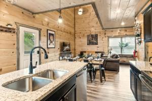 Jolene - Pool, Hot Tub, Games Near Dollywood & The Island in P-Forge