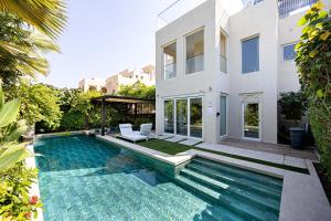 Waterfront Villa at Al Hamra with swimming pool