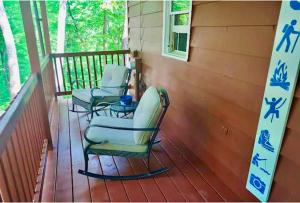 Trailseeker Cabin w King Bed Hot Tub at Red River Gorge Natural Bridge