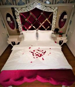 By Historial Hotel Due